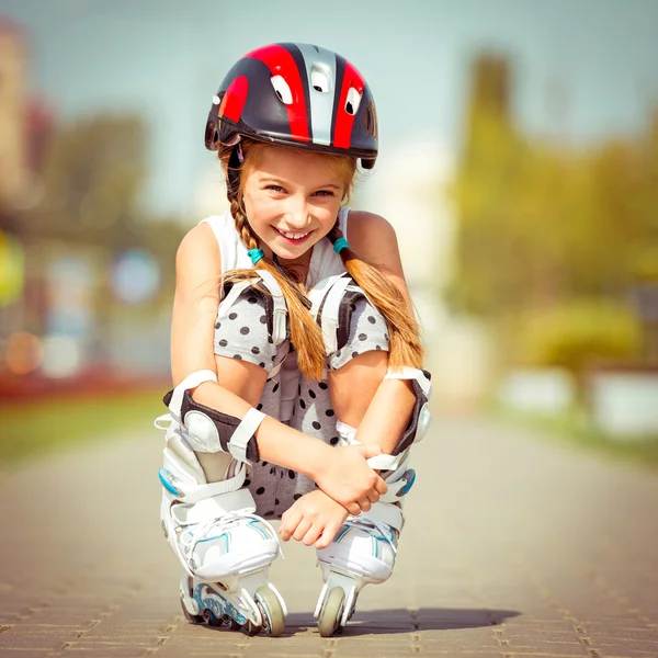 Kleine Mädchen beim Rollerblading — Stockfoto