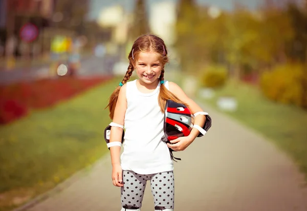 Pequena menina patinagem — Fotografia de Stock