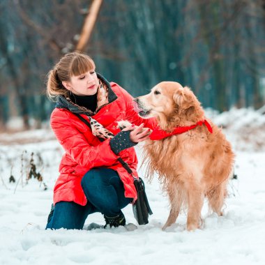 Köpeğiyle birlikte genç bir kadın.