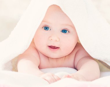 bebek beyaz battaniye altında