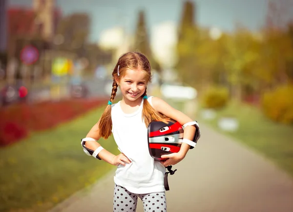 Mała dziewczynka Rollerblading — Zdjęcie stockowe