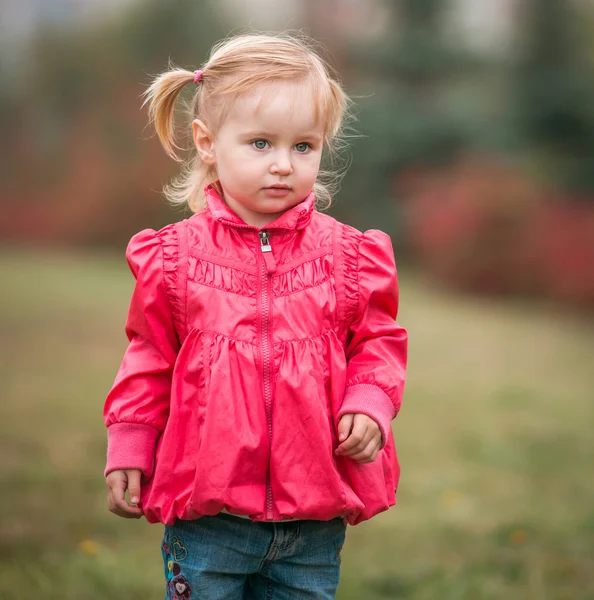 Piccola ragazza carina sulla passeggiata — Foto Stock