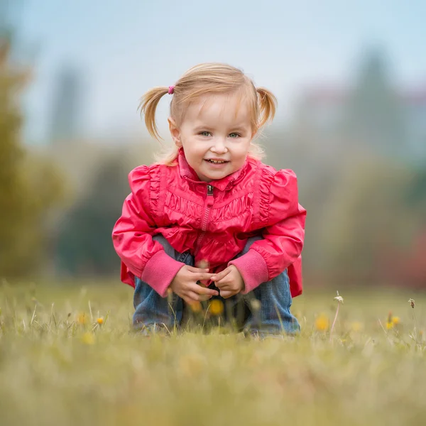 Lilla söta tjejen på promenad — Stockfoto