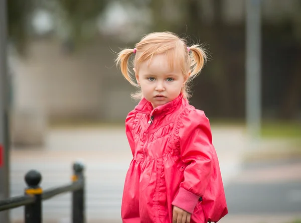 Lilla söta tjejen på promenad — Stockfoto