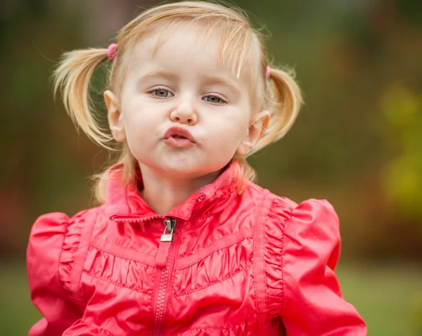 Kleines süßes Mädchen auf dem Spaziergang — Stockfoto