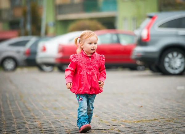 Petite fille mignonne sur la promenade — Photo