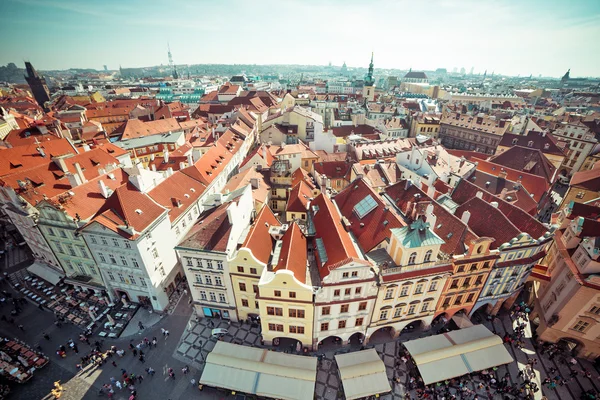 Domy s tradičními červenými střechami v Praze — Stock fotografie