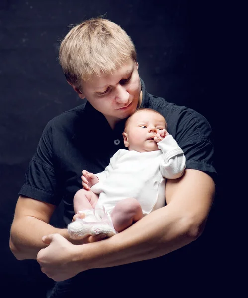 Vater und seine neugeborene Tochter — Stockfoto