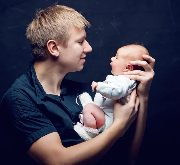 Padre e sua figlia appena nata — Foto Stock