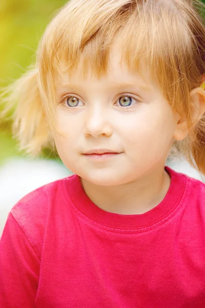 Menina liitle bonito close-up — Fotografia de Stock