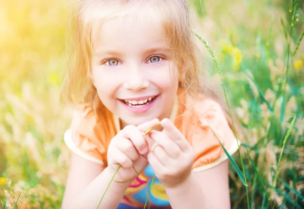 Petite fille mignonne sur la prairie — Photo