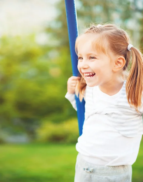 Jolie petite fille en plein air — Photo