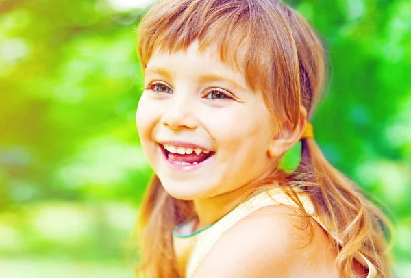 Retrato de una chica feliz liitle — Foto de Stock