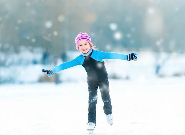 Menina patinando — Fotografia de Stock