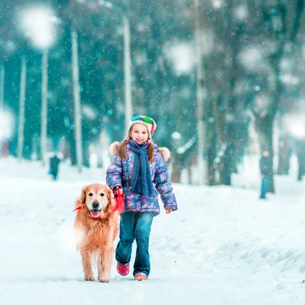 Bella bambina con il suo cane — Foto Stock