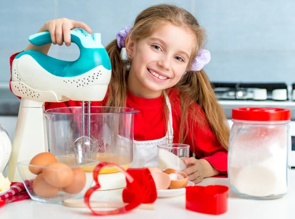 Klein meisje voorbereiding van cookies — Stockfoto