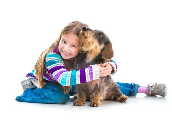 Ευτυχισμένη κοριτσάκι με το είδος γερμανικού κυνηγετικού σκύλου — Φωτογραφία Αρχείου
