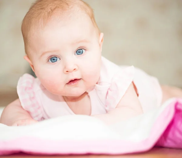 4 个月大的婴儿的肖像 — 图库照片