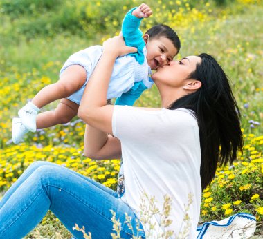 genç annenin bebeği ile oynama