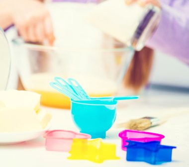 küçük kız mutfakta kurabiye hazırlama