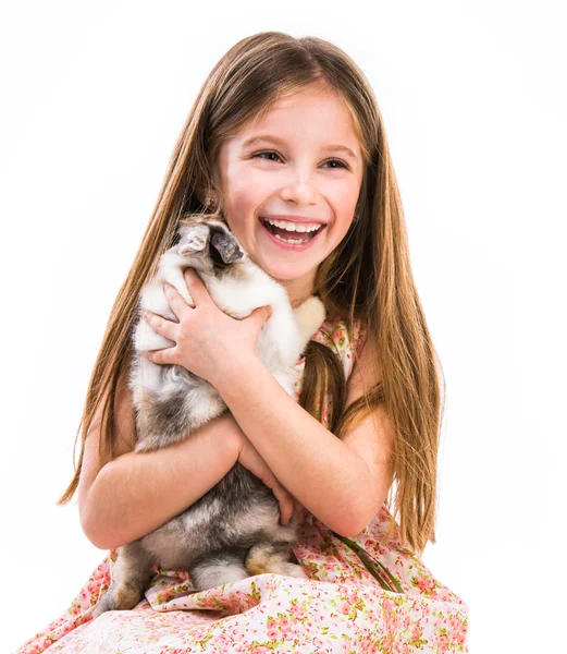 Улыбающаяся девочка с крольчёнком — стоковое фото