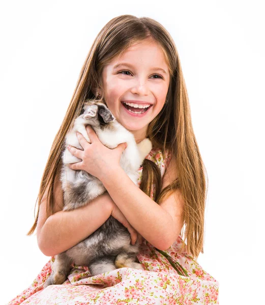 Souriante fille avec un lapin bébé — Photo