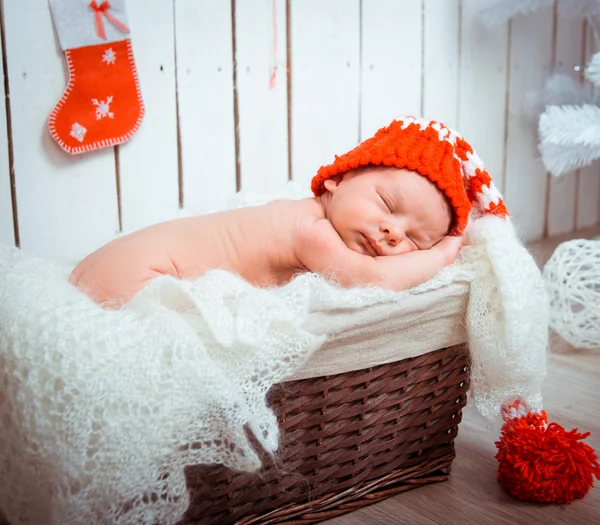 Милый новорожденный спит — стоковое фото