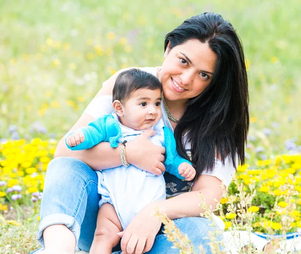 Jonge moeder spelen met haar baby — Stockfoto