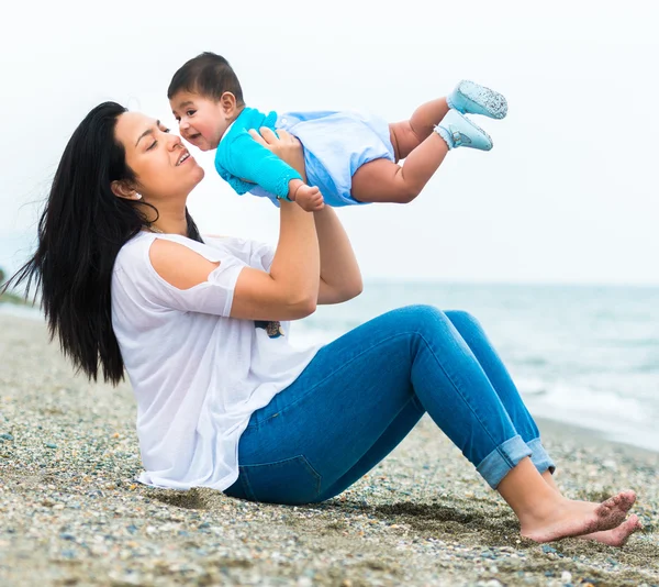 Mamma med barn på stranden — Stockfoto