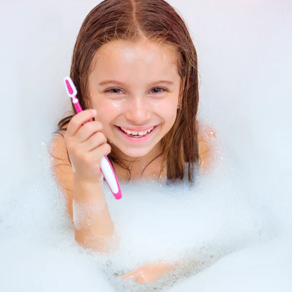 Liten flicka borsta tänderna i badet. — Stockfoto