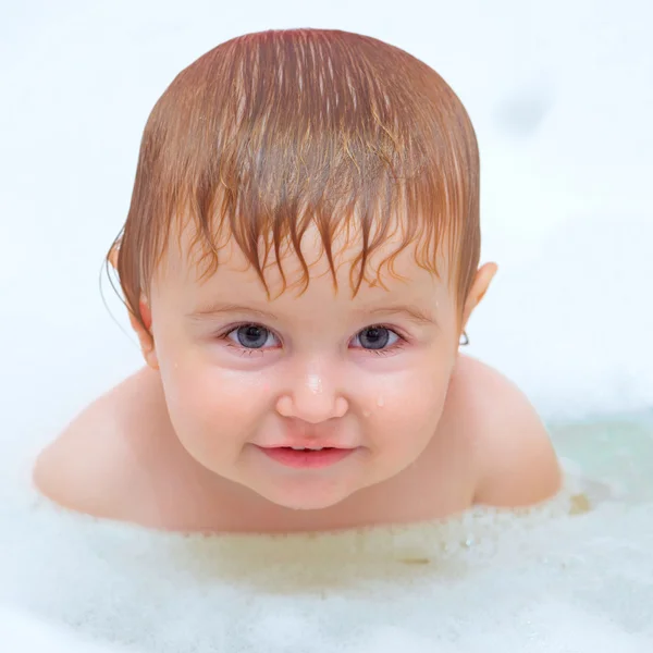 Baby badet in einer Badewanne — Stockfoto