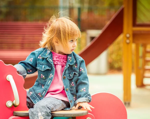 Chica jugando en el parque infantil — Foto de Stock