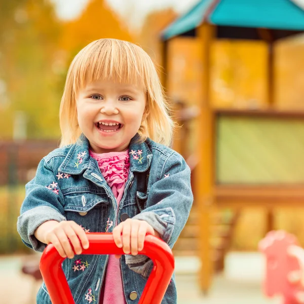 Ragazza che gioca al parco giochi — Foto Stock