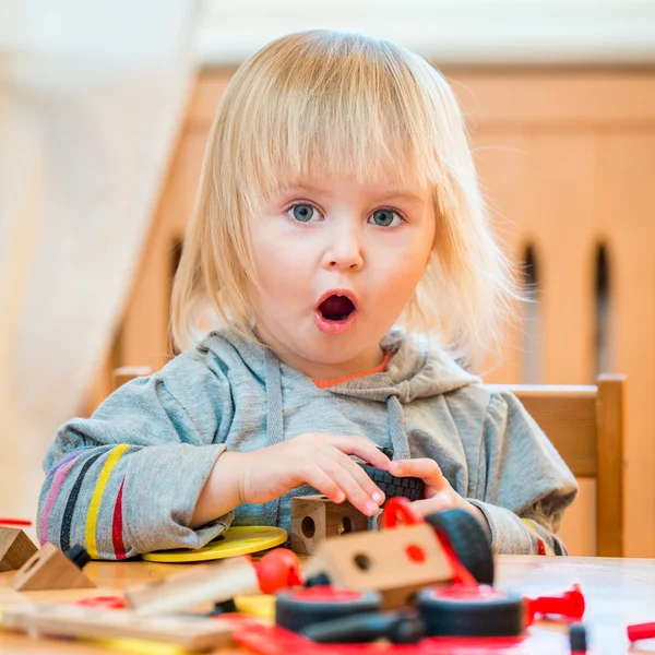 Chica jugando con constructor — Foto de Stock