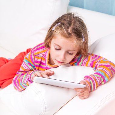 Tablet ile küçük kız