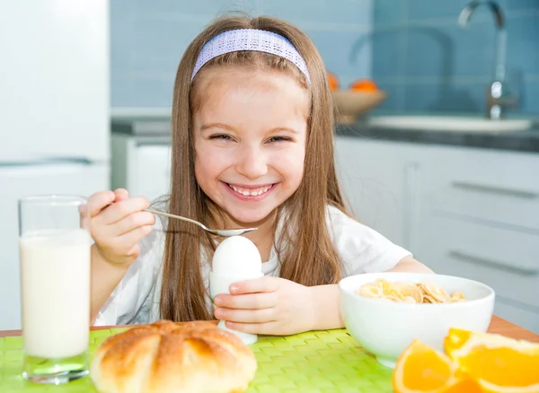 Маленька дівчинка сніданок — стокове фото