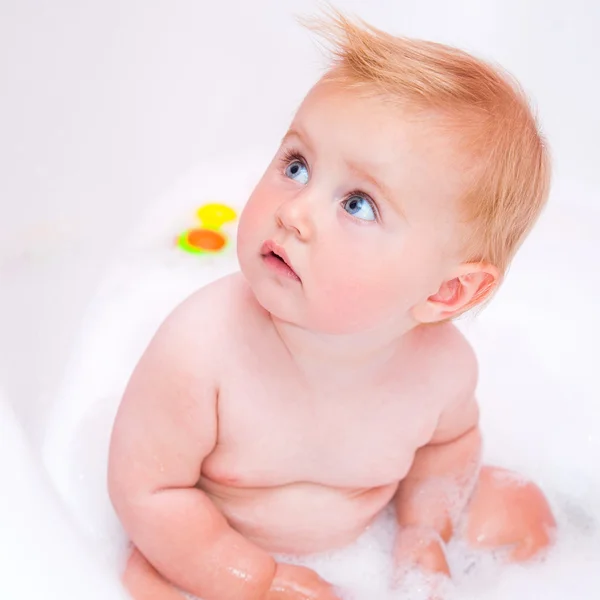 Baby is het nemen van een bad — Stockfoto