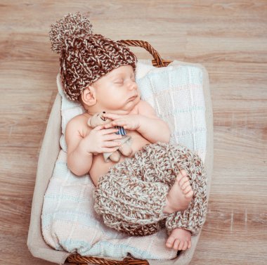 Yeni doğan çocuk uyuyor