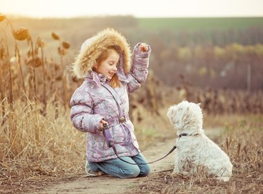 köpeği ile küçük kız