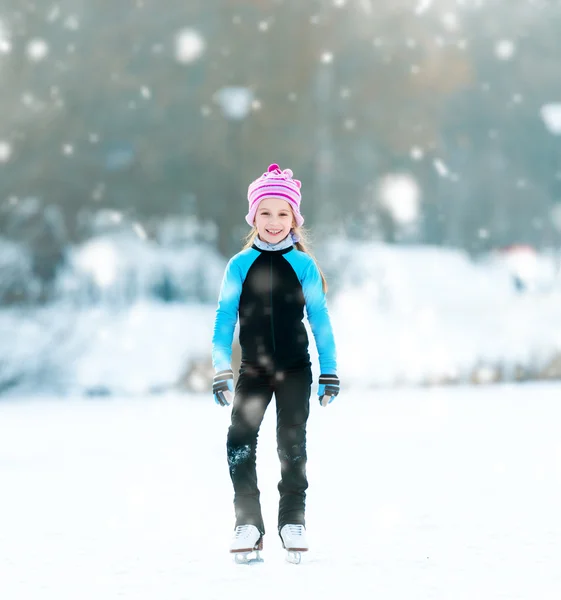 Kleines Mädchen beim Schlittschuhlaufen — Stockfoto