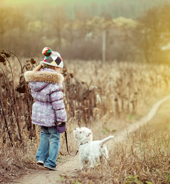 Liten flicka med sin hund — Stockfoto