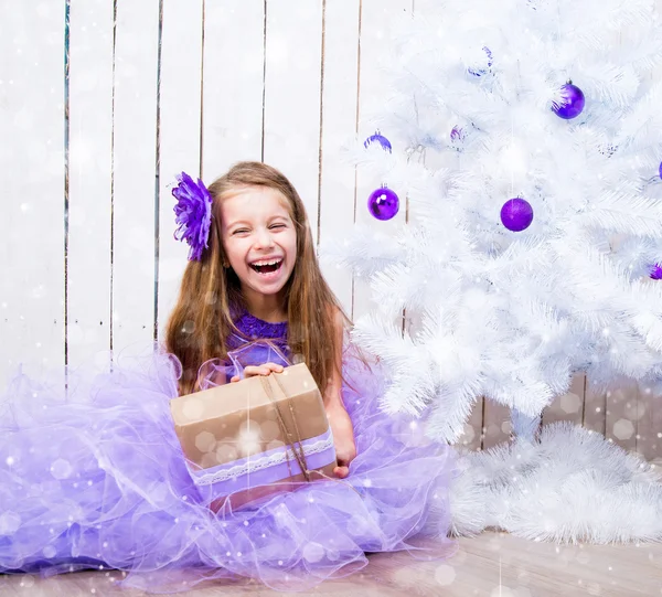 Kleines Mädchen mit einem Geschenk — Stockfoto