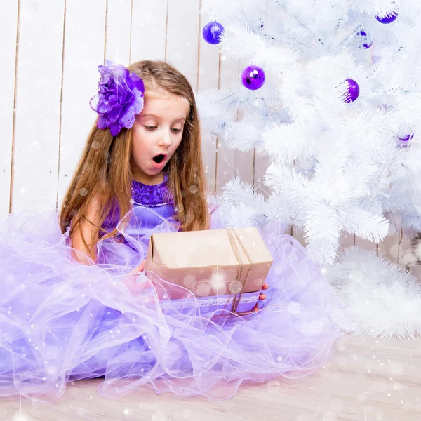 Menina com um presente — Fotografia de Stock