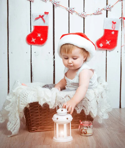 Bébé dans un chapeau santa claus — Photo