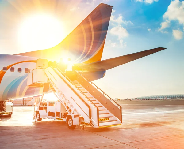 Avión y el aeropuerto — Foto de Stock