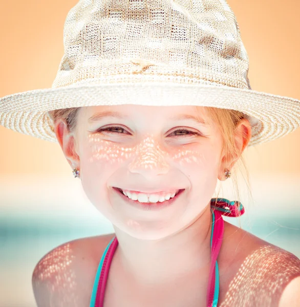 Klein meisje op het strand — Stockfoto