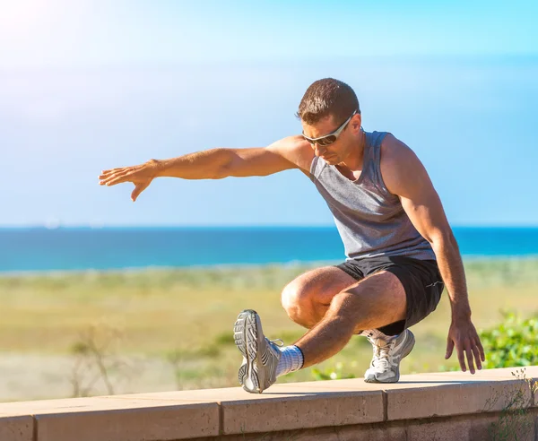 Atleta di sesso maschile riscaldamento — Foto Stock