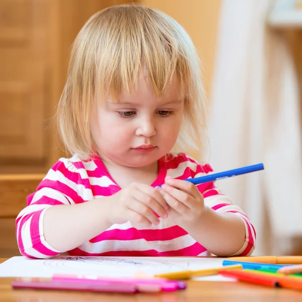 Niedliches kleines Mädchen zeichnet — Stockfoto