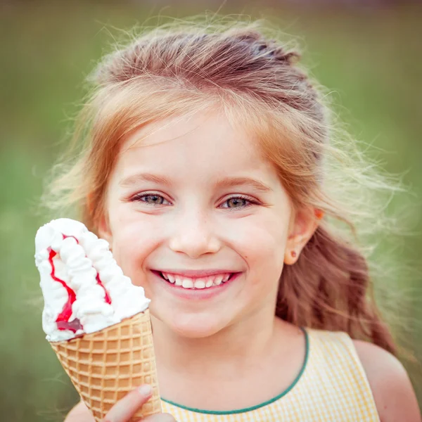 Menina come sorvete — Fotografia de Stock