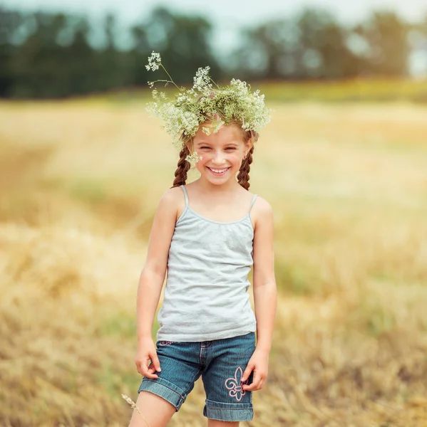 Petite fille avec une couronne — Photo